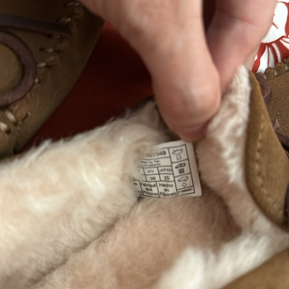 Uggs Dakota tag read 8 but a bit tight imo new with out a box - Picture 6 of 7